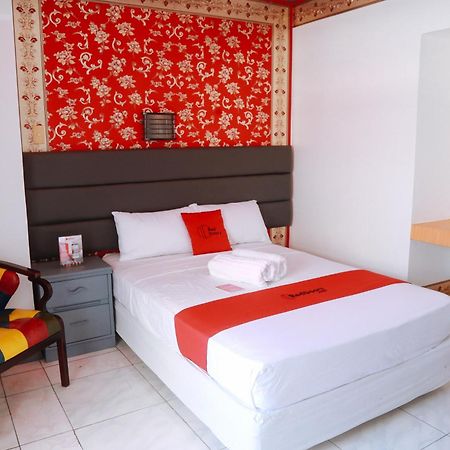 RedDoorz Plus @ Castle Chateau Iloilo Exterior foto