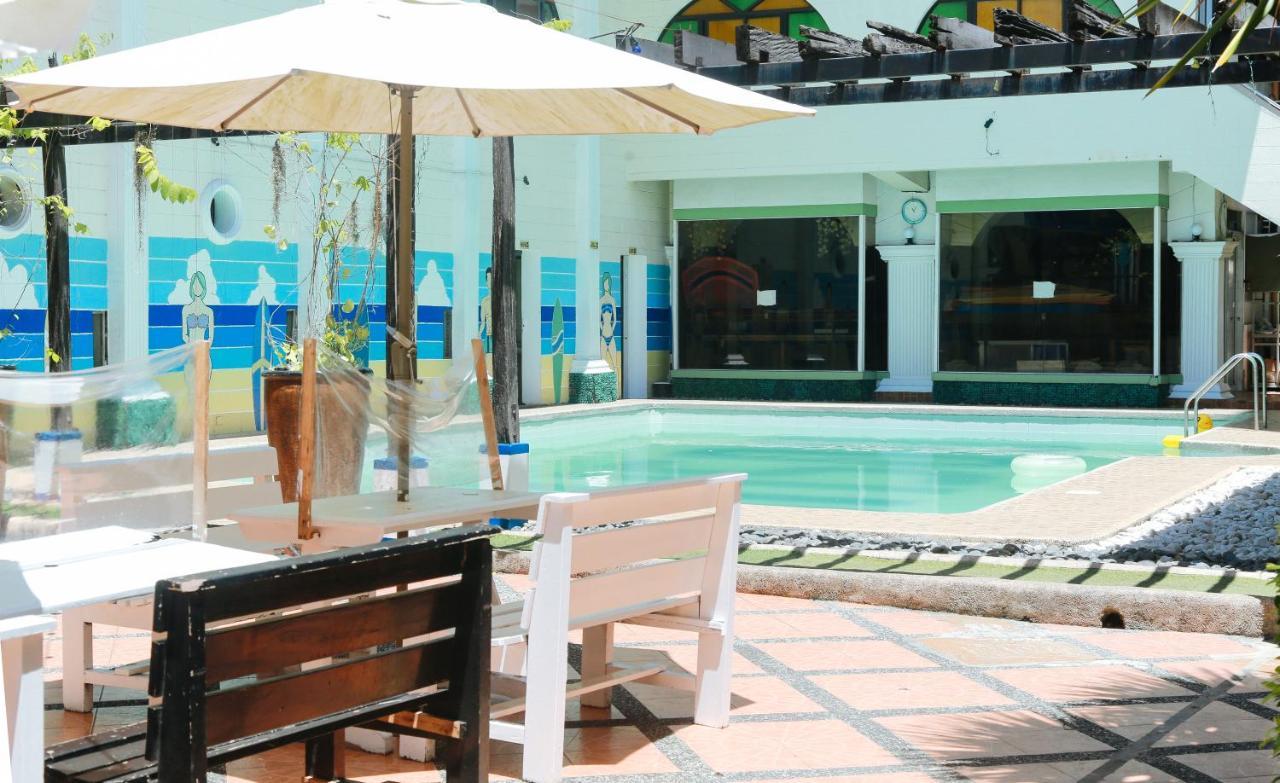 RedDoorz Plus @ Castle Chateau Iloilo Exterior foto