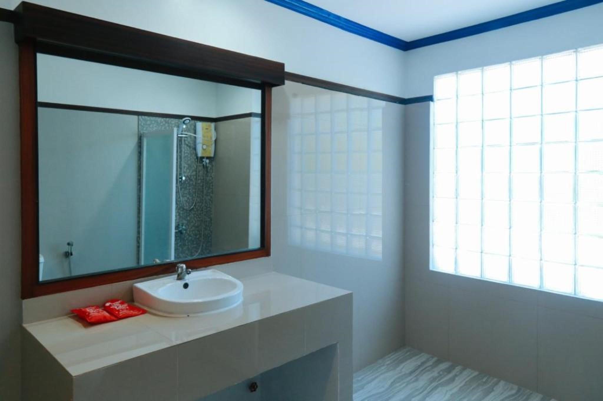 RedDoorz Plus @ Castle Chateau Iloilo Exterior foto
