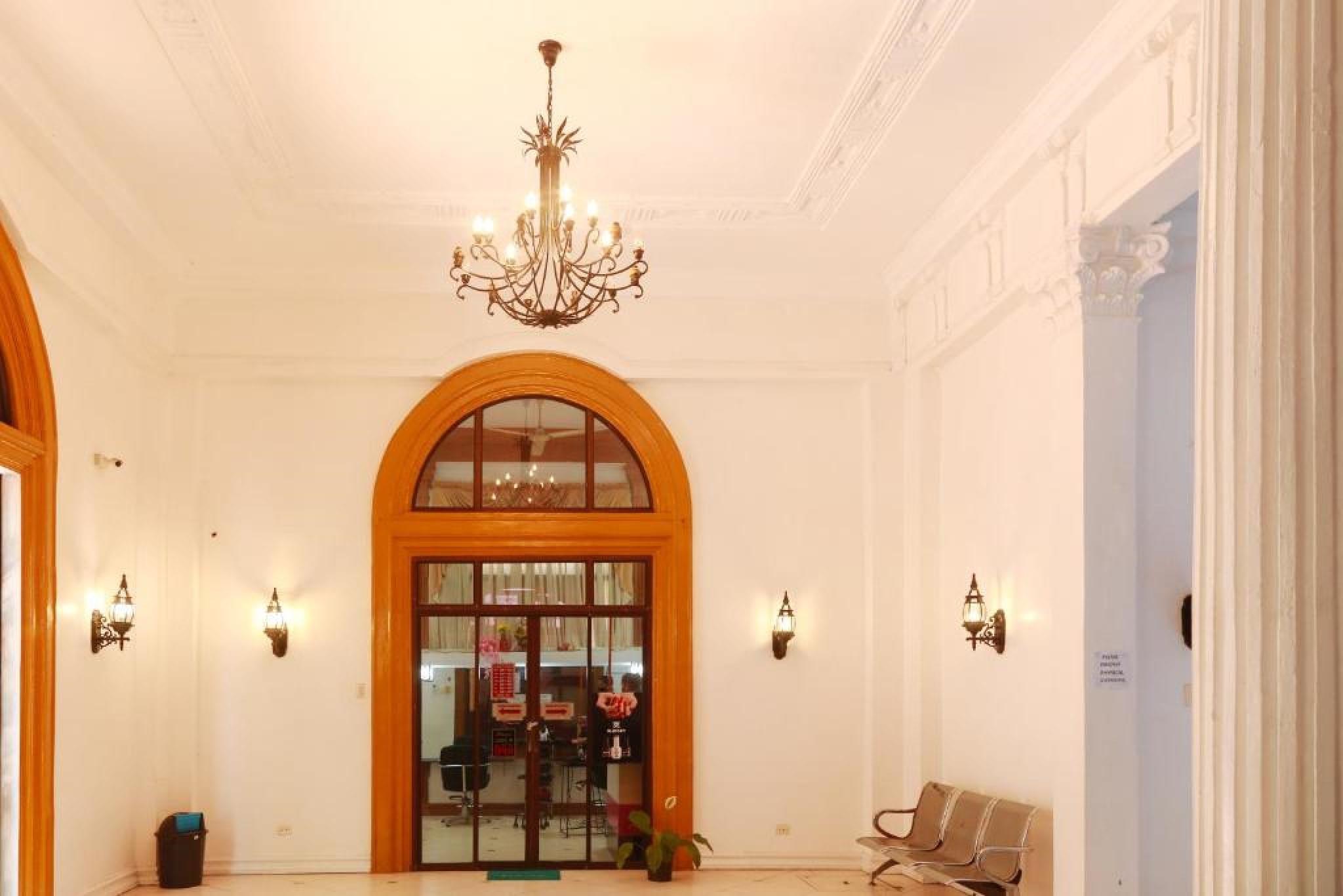 RedDoorz Plus @ Castle Chateau Iloilo Exterior foto