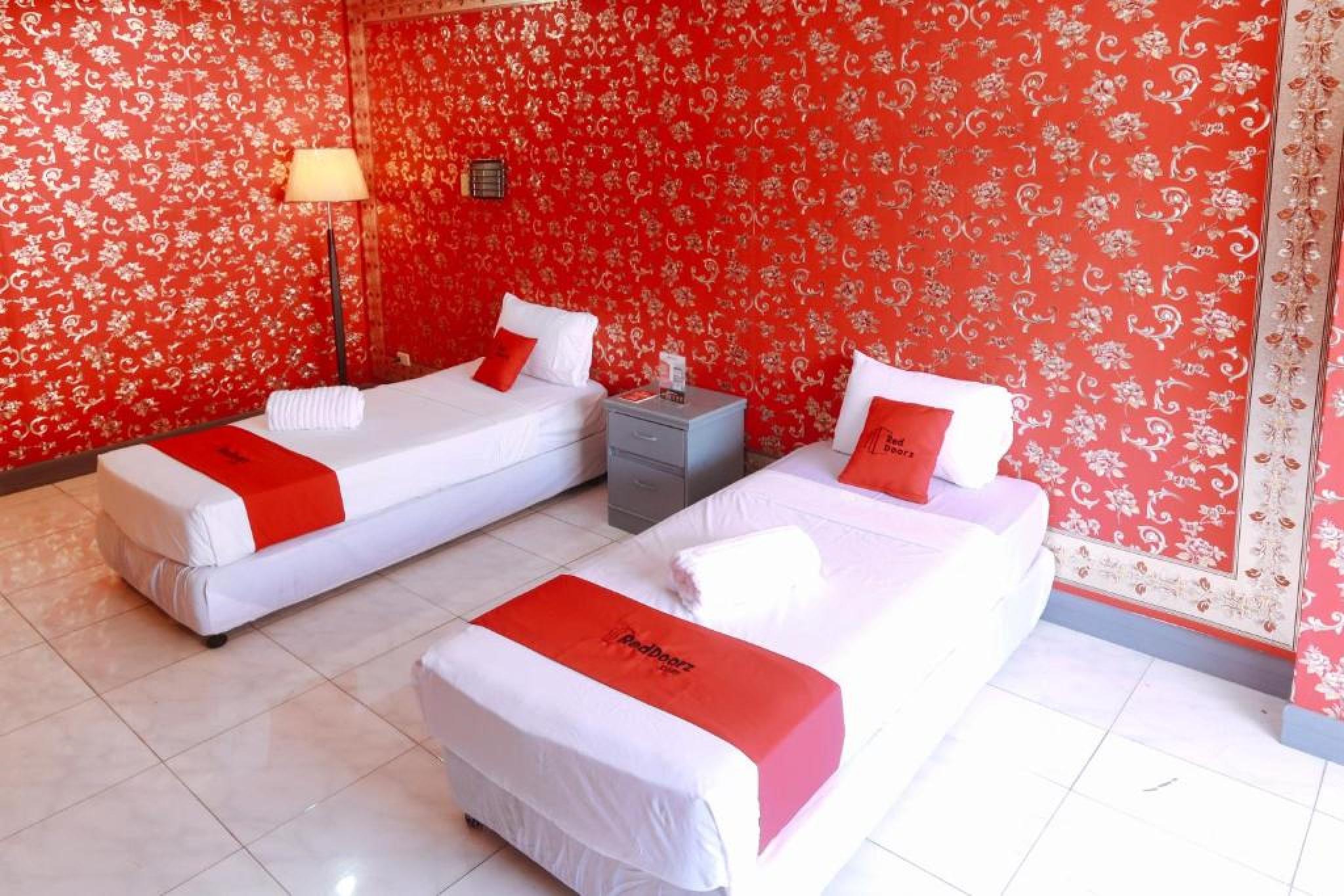 RedDoorz Plus @ Castle Chateau Iloilo Exterior foto