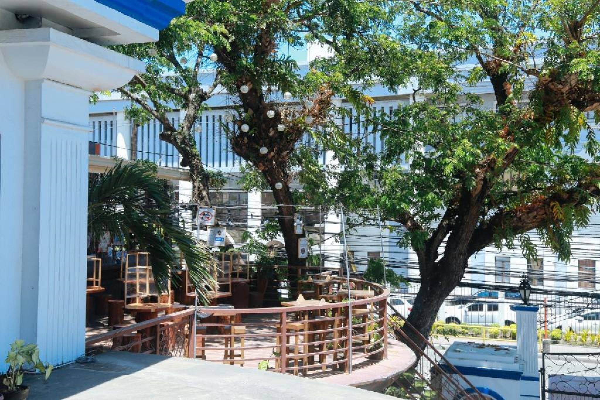 RedDoorz Plus @ Castle Chateau Iloilo Exterior foto